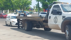 Pistoleros atacan a balazos y persiguen a conductor de vehículo, en Culiacán