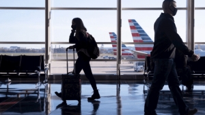 Aerol&iacute;neas cancelan 2,200 vuelos en EU por tormenta invernal en plenas vacaciones