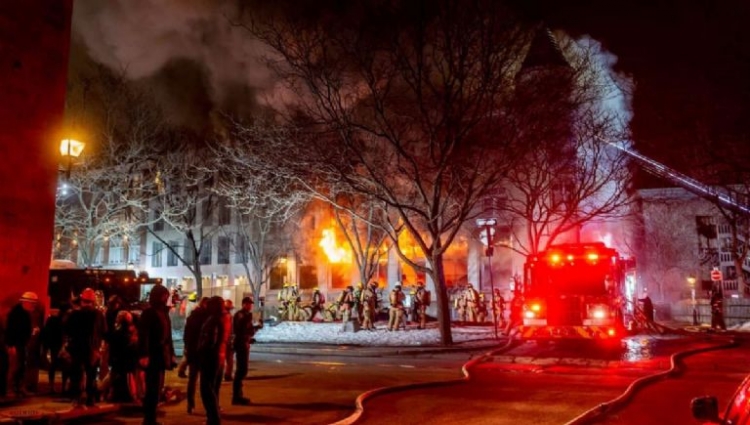 Incendio consume un edificio histórico en el centro de Montreal, Canadá