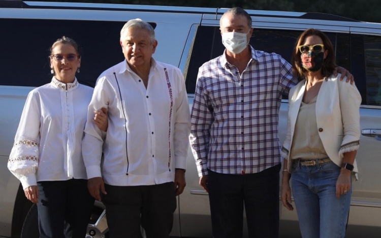 Andrés Manuel López Obrador y Quirino Ordaz Coppel, con sus respectivas esposas, Beatriz Gutiérrez Müeller y Rosy Fuentes de Ordaz