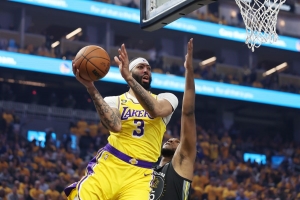 Lakers aguantan furiosa reacción de Warriors y roban gran juego de visitantes en candente inicio de Semifinales