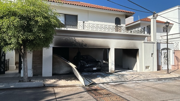 Sicarios incendian veh&iacute;culo y causan da&ntilde;os a vivienda en la Colonia Chapultepec, en Culiac&aacute;n