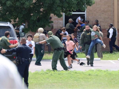 Niño llamó al 911 durante tiroteo de Texas; policía no se decidía a entrar en escuela