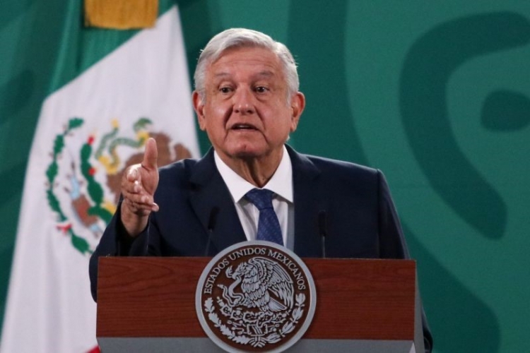 AMLO minimiza degradaci&oacute;n de calificaci&oacute;n a&eacute;rea de M&eacute;xico; "no es tan grave", dice
