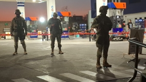 Ataque a balazos deja sin vida a despachador de gasolina y motociclista en Villa Colonial