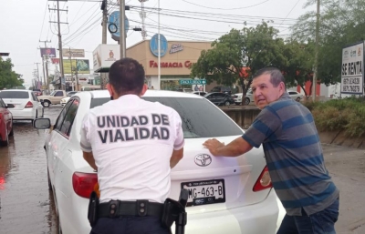 Conductor de un autom&oacute;vil queda estancado en canal de aguas pluviales