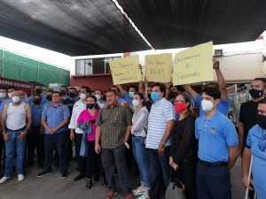 Bomberos de Culiac&aacute;n se manifestaron el d&iacute;a de hoy en la toma de protesta del nuevo comandante Efra&iacute;n Araujo Zazueta, luego de que despidieran sin justificaci&oacute;n al Teniente Ad&aacute;n Shinagawa Araujo. Los voluntarios de bomberos Culiac&aacute;n se manifestaron d
