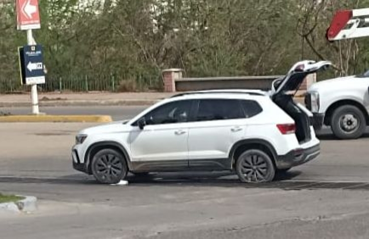 Abandonan gatilleros camioneta baleada tras enfrentamiento con antagonistas en el sector Los Ángeles