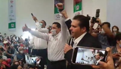 Con banda y sin sana distancia, se registra Mario Zamora como precandidato a gobernador del PRI y PAN en Sinaloa