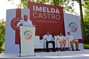 Pasarela pol&iacute;tica en Informe de la senadora Imelda Castro