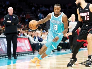 Los Hornets pican duro en casa y vencen a los Heat