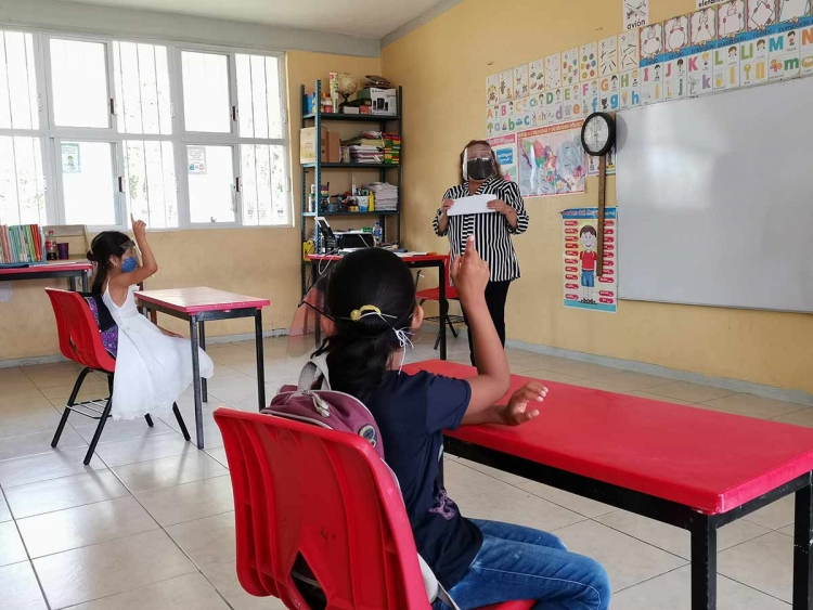 Con 3 alumnos por sal&oacute;n regresaron a clases en Campeche