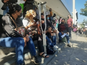 Becas para el Bienestar: Beneficiarios viajan kil&oacute;metros, duermen haciendo fila y los regresan sin nada