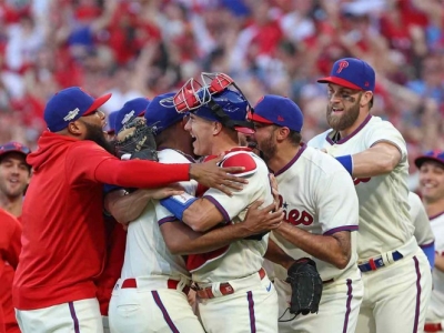 &iexcl;Abollan corona del campe&oacute;n! Filis avanza a la Serie de campeonato