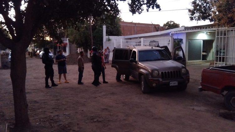 Localizan a un hombre ejecutado en el interior de un veh&iacute;culo en la colonia 5 de febrero
