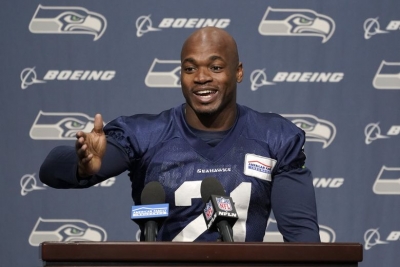 Activa Seattle al corredor Adrian Peterson