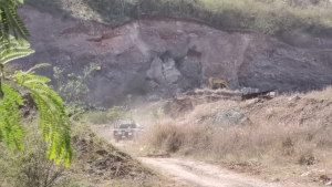 Muere operador sepultado por deslave de cerro