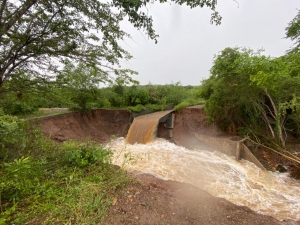 Se rompe canal a los Horcones en Mazatl&aacute;n