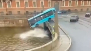Autobús de pasajeros cae a un río en San Petersburgo, Rusia; mueren 4 personas y 6 más son hospitalizadas