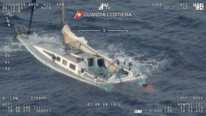 Guardia Costera de Italia busca a 50 migrantes que cayeron de un barco; van 12 rescatados y 1 muerto