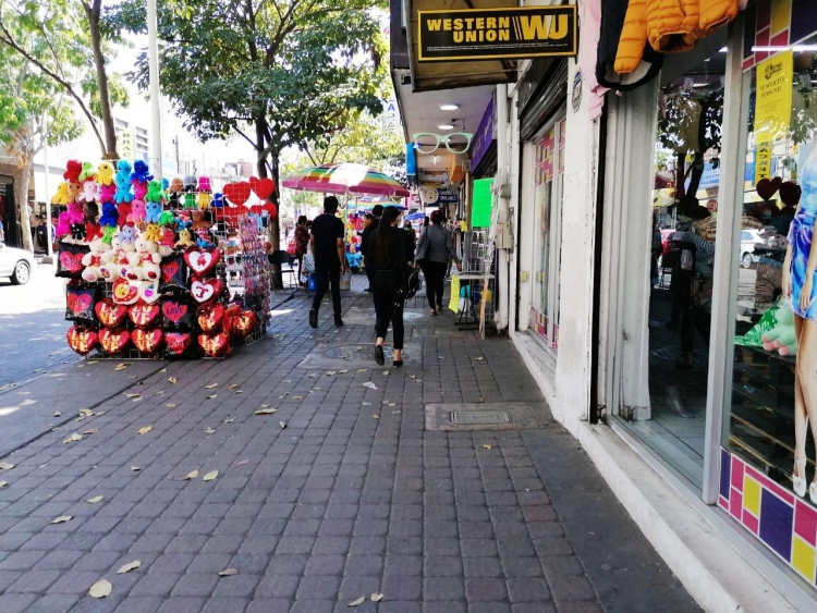 Los ambulantes &acute;le comen el mandado&acute; al comercio establecido en el Centro