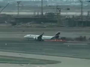 &iexcl;Terror en el aire! Avi&oacute;n se incendia tras chocar contra cami&oacute;n de bomberos, en Per&uacute;