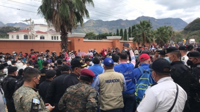 Regresan en Guatemala a la caravana migrante de hondure&ntilde;os