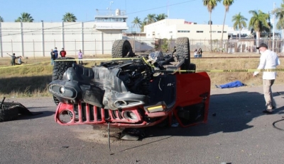 El jeep Sahara, color rojo quedó volcado con daños severos