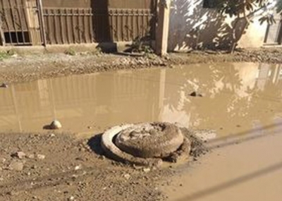 &iquest;Y la Japac? &iexcl;Un mes! Tienen brotando a las calles las aguas negras en Las Cucas