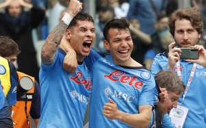 Se abalanzan con el 'Chucky' Lozano; aficionados festejan t&iacute;tulo del N&aacute;poles