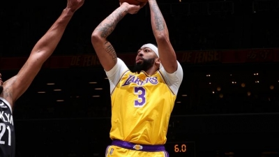 Regres&oacute; Anthony Davis con Lakers para ganar en Brooklyn