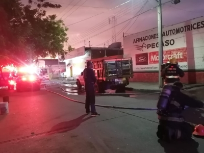 Incendio en taller mec&aacute;nico arrasa con al menos 6 veh&iacute;culos