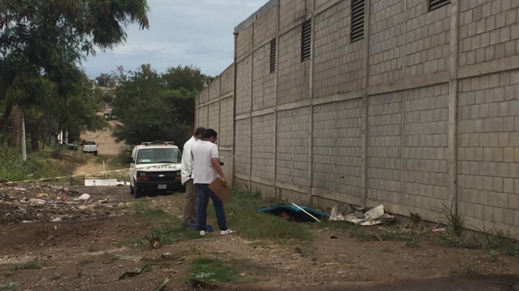 Descubren un hombre asesinado debajo de una colchoneta, al sur de Culiacán