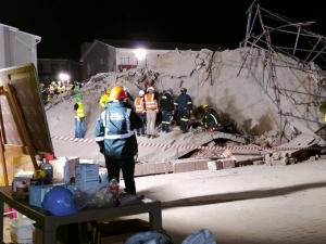 Edificio en Sudáfrica se derrumba; hay al menos 6 muertos y casi 50 personas atrapadas