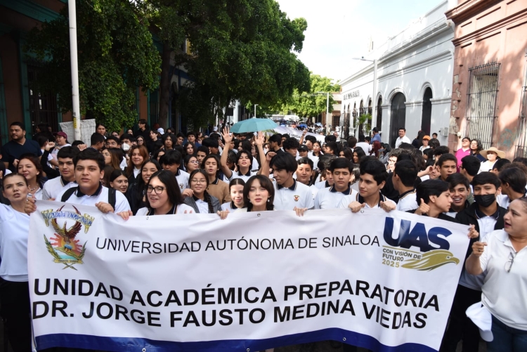 Universitarios marcha en apoyo a Madueña Molina