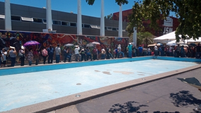 Largas filas bajo el Sol esperan m&aacute;s de 5 horas para vacunarse en el Parque Revoluci&oacute;n