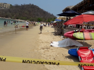 Muere turista español mientras practicaba surf en playa de Oaxaca