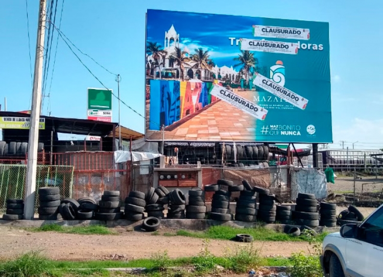 Le tumba Estrada Ferreiro 4 anuncios espectaculares al Qu&iacute;mico Ben&iacute;tez en Culiac&aacute;n