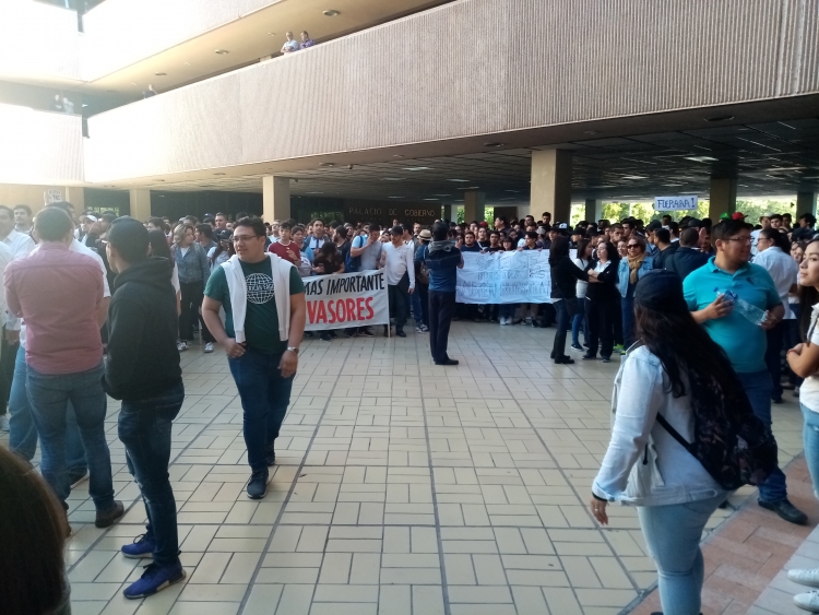 Alumnos y maestros del Tec toman el patio de Palacio