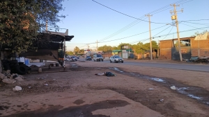 Ejecutan a balazos a Adulto Mayor y lo tiran con narcomensaje sobre la carretera a Sanalona, en El Barrio, Culiac&aacute;n