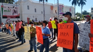 Policías bloquean la avenida Obregón de nuevo; piden al alcalde que no le moche a sus aguinaldos