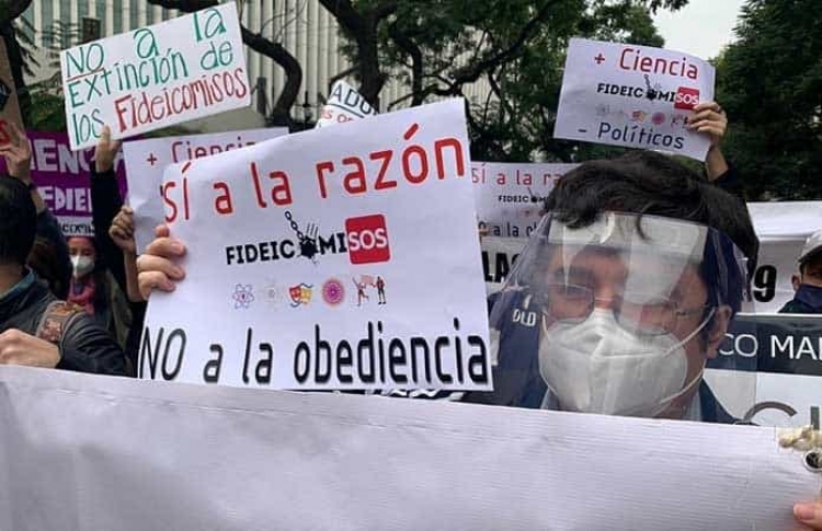 Protestan en el senado contra la extinci&oacute;n de los fideicomisos