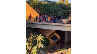 Cami&oacute;n en el que viajaban jornaleros cae en un canal de la sindicatura de Villa Ju&aacute;rez
