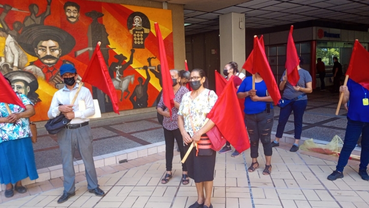 Protestan contra el alcalde Jesús Estrada Ferreiro en Palacio de Gobierno
