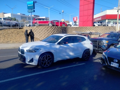 Gatilleros despojan una BMW X2 a una mujer en las afueras de un Colegio, en Culiac&aacute;n