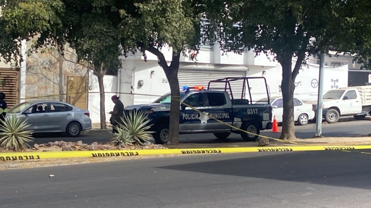 Asesinan a un hombre frente a restaurante en la colonia Las Quintas en Culiac&aacute;n