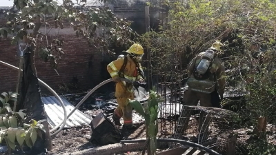 Las llamas consumen una vivienda en la colonia 21 de Marzo, de Culiac&aacute;n