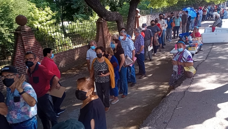 Por temor a enfermar acuden abuelitos a vacunarse