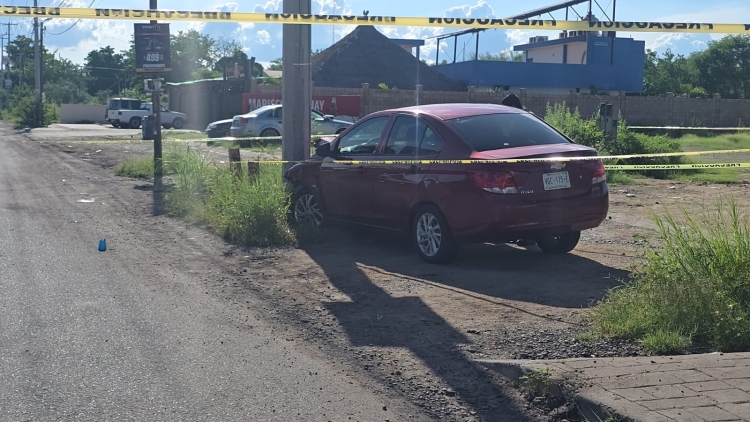 Persecuci&oacute;n a balazos deja auto baleado y chocado en Culiac&aacute;n&nbsp;
