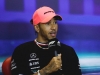 Lewis Hamilton desafía a la FIA; no se callará